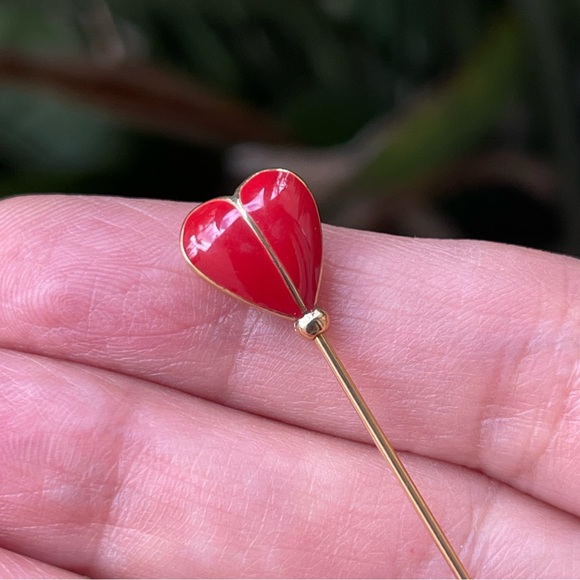 Red enamel puffy heart gold tone metal pin brooch - Picture 4 of 6